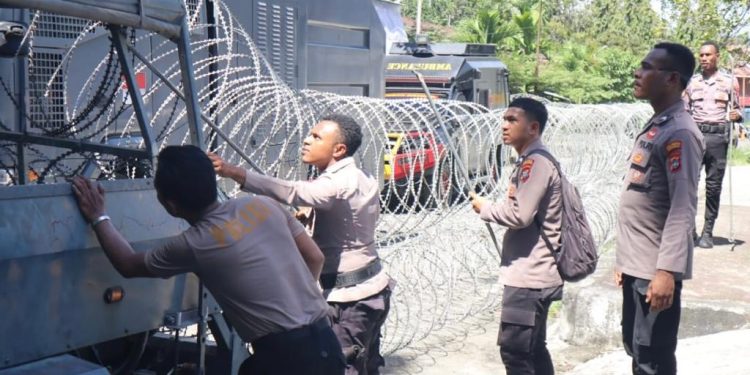 Amankan Pleno, Polisi Pasang Kawat Duri di Depan Kantor KPU Manokwari