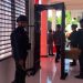 KPU Papua Barat Terapkan Pengamanan Ketat, Setiap Tamu Diperiksa dengan Metal Detector