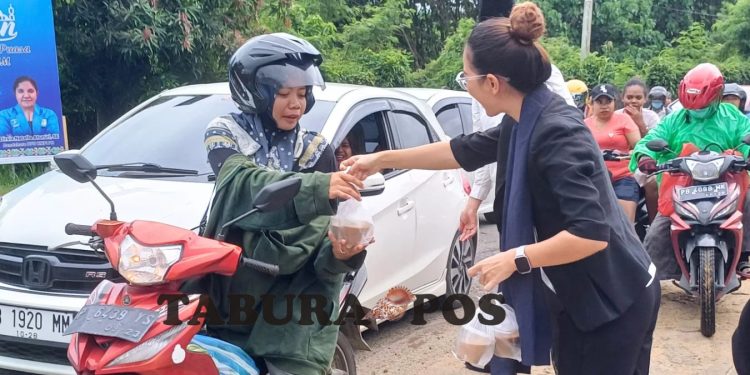 Aston Niu Manokwari Berbagi 500 Takjil Ramadan