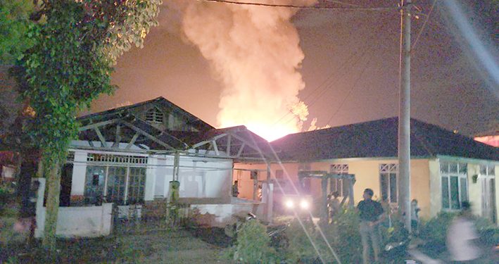 Rumah Warga di Jl. Manunggal Amban Dilalap Si Jago Merah