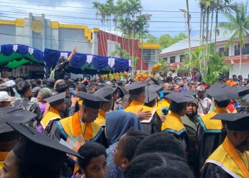 Unipa Wisuda 379 Orang dan Kukuhkan Satu Guru Besar
