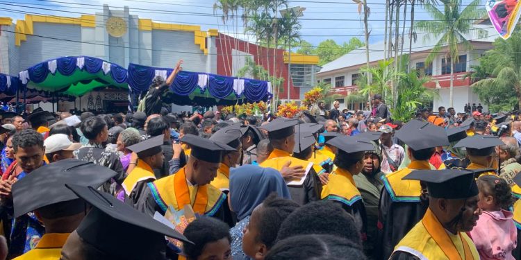 Unipa Wisuda 379 Orang dan Kukuhkan Satu Guru Besar