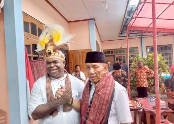 Lazarus Malagam Meminang Suprapto dengan Adat Moi