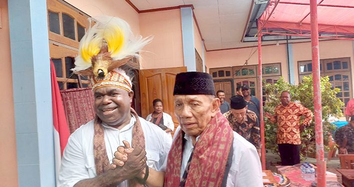 Lazarus Malagam Meminang Suprapto dengan Adat Moi