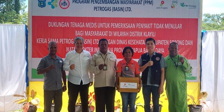 Datangkan Dokter Spesialis, Petrogas (Basin) Ltd Gelar Pemeriksaan Kesehatan Gratis di Klayili