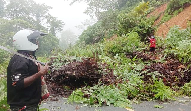 Tanah Longsor dan Aspal Pecah di Tahota, Bupati Waran Minta Perhatian Serius BPJN