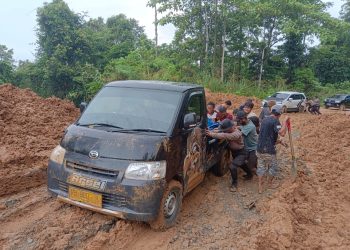 Dua Hari Pasca Longsor, Ratusan Kendaraan Masih Mengantri di Tahota