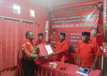 Bernad Mandacan Mendaftar sebagai Balon Bupati Mansel ke PDI Perjuangan