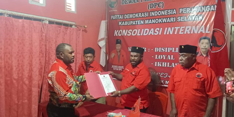 Bernad Mandacan Mendaftar sebagai Balon Bupati Mansel ke PDI Perjuangan
