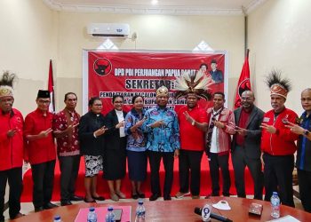 Dominggus Mandacan, Balon Gubernur Papua Barat Mendaftar ke PDI Perjuangan