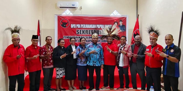 Dominggus Mandacan, Balon Gubernur Papua Barat Mendaftar ke PDI Perjuangan