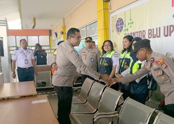 Seorang Pegawai Tersangkut di Atas Pohon Langsat 9 Jam