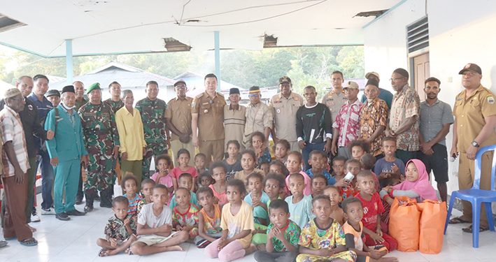 Lapas – Bapas Sorong Ziarah dan Tabur Bunga di TMP Tri Jaya Sakti