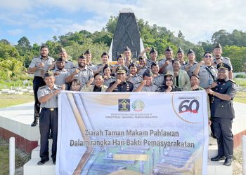 Lapas – Bapas Sorong Ziarah dan Tabur Bunga di TMP Tri Jaya Sakti