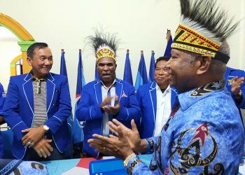 Dominggus Mandacan Diminta Lengkapi Wakilnya Saat Mendaftar ke Partai Demokrat