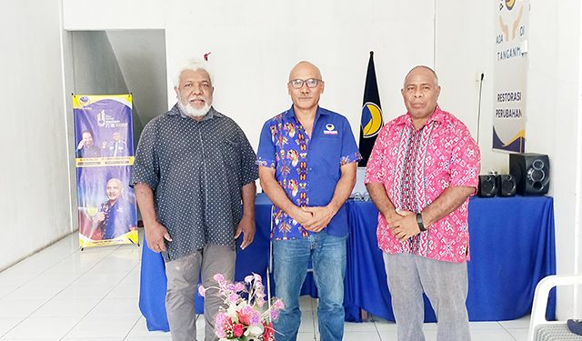 DominggusRumadasAmbil Formulir Pendaftaran Bacalon Bupati Manokwari di Sekretariat NasDem