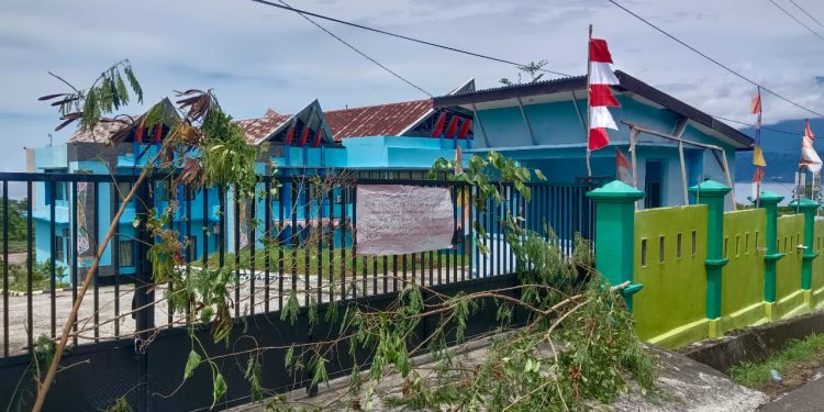 Kantor Sekretariat DPR Papua Barat Dipalang, Begini Tuntutannya