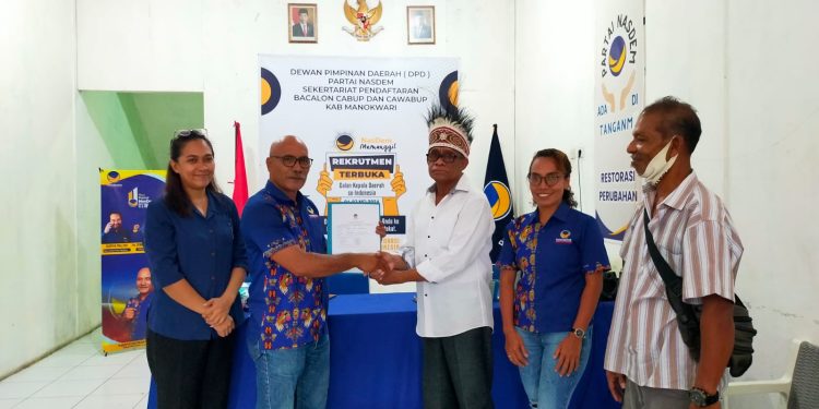 Mantan Dansat Brimob Polda Papua Barat, Godhelp Mansnembra Daftar ke NasDem Manokwari