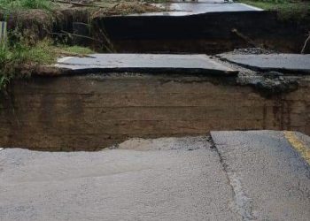 Hujan Lebat di Masni, Jembatan Kali Wariori Nyaris Ambruk, Jalan Ambles