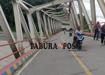 Nyaris Roboh, Warga Nekat Melewati Jembatan Wariori