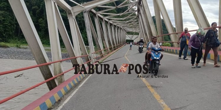 Nyaris Roboh, Warga Nekat Melewati Jembatan Wariori