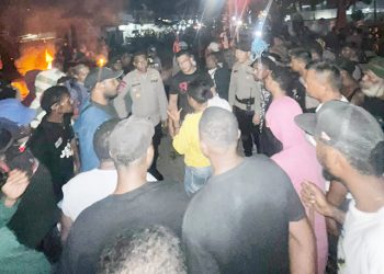 Buntut dari Kasus Penikaman, Warga Blokade Jl. Yos Sudarso