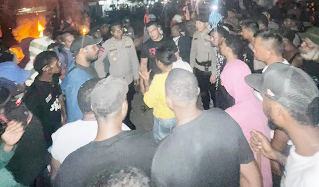 Buntut dari Kasus Penikaman, Warga Blokade Jl. Yos Sudarso