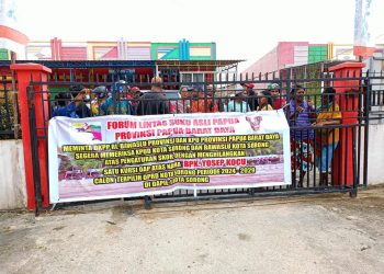 Forum Lintas Suku Asli Papua Unjuk Rasa ke KPU Kota Sorong