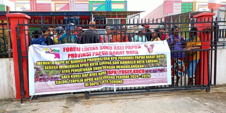 Forum Lintas Suku Asli Papua Unjuk Rasa ke KPU Kota Sorong