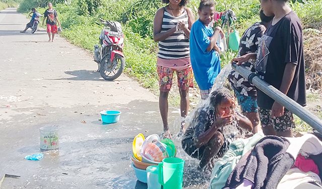 Air Bersih Timpah Ruah ke Jalan, Warga Minta Dinas PUPR Lakukan Pipanisasi ke Rumah-rumah