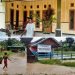 Langganan Banjir, Warga Kampung Persiapan Manam Palang Kantor Pemerintahan