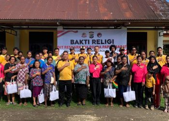 Sambut Hari Bhayangkara ke-78, Ditresnarkoba Polda Papua Barat Bagi Sembako dan Tanam Pohon di Gereja Jemaat Syalom Anday