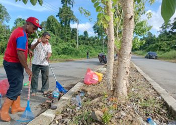 Aksi Jumat Bersih, Kepala Distrik Oransbari Himbau Warga Peduli Kebersihan