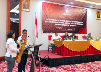 Tutup Bimtek, Ketua KPU Pegaf Beri Semangat dan Motivasi Badan AdHocnya