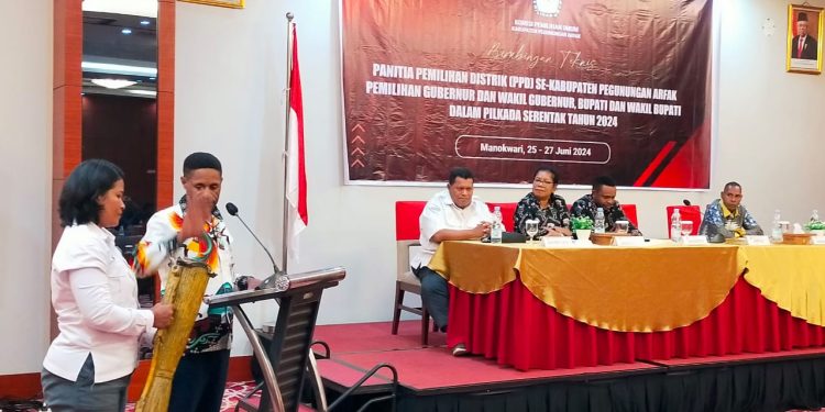 Tutup Bimtek, Ketua KPU Pegaf Beri Semangat dan Motivasi Badan AdHocnya