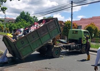 Gaji Tak Kunjung Dibayarkan, Petugas Kebersihan di Manokwari Palang Jalan dengan Truk Sampah