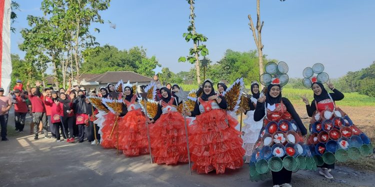 Berkonsep Peri Mangkat Munjung, Miri RT 03 Juara I Kostum Terbaik Hari Jadi Desa Bulu ke 160