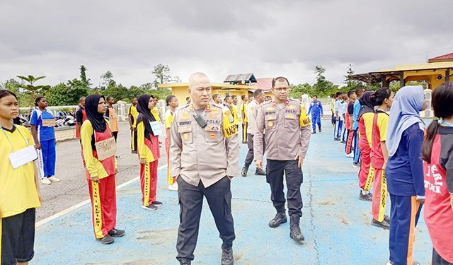 Kapolres Teluk Bintuni Lakukan Pengecekan Kesiapan Paskibraka Saat Jalani Latihan