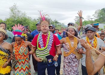 Diluar Dugaan, Pasangan Obeth-Hengki Muncul ke Publik sebagai Cabup dan Cawabup 2024-2029