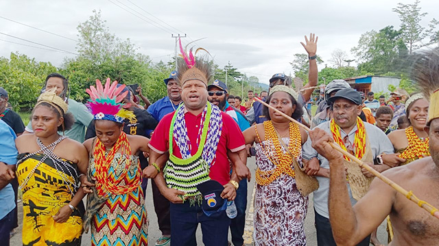 Diluar Dugaan, Pasangan Obeth-Hengki Muncul ke Publik sebagai Cabup dan Cawabup 2024-2029
