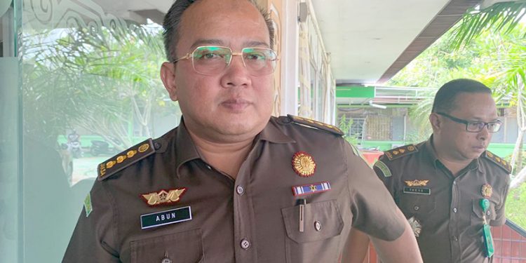 Kadiv Yankum Menyerahkan Surat Pencatatan Hak Cipta