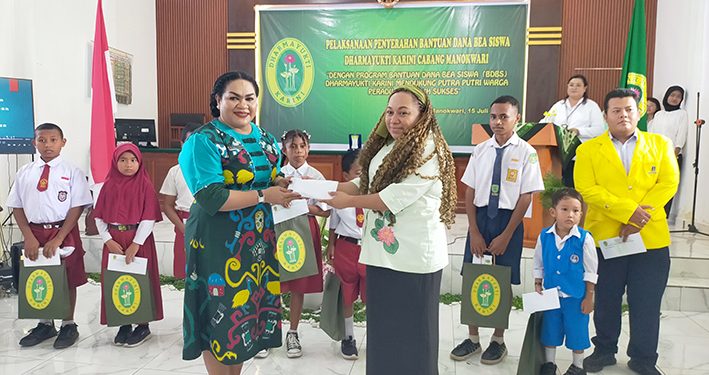 Dharmayukti Karini Manokwari Salurkan BDBS Bagi Putra dan Putri Warga Peradilan