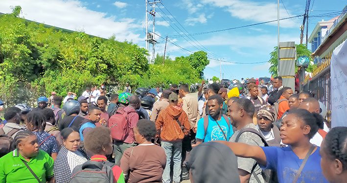 Palang Kantor Bupati, Pencaker OAP Tuntut Penerimaan CPNS Formasi 2021 Dibatalkan