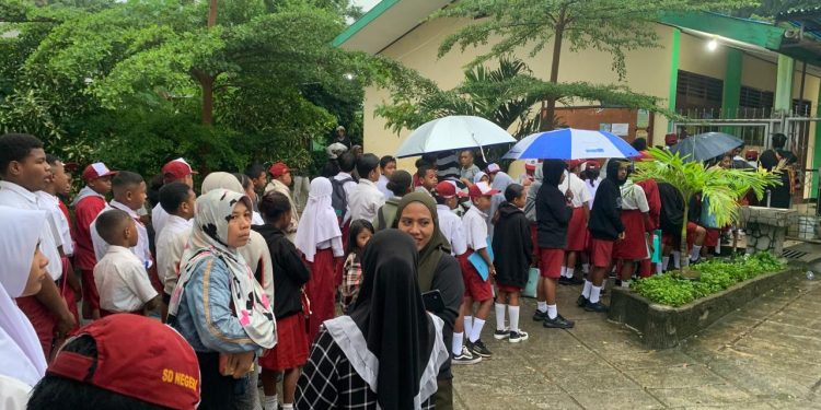 Demi PPDB, Orang Tua dan Calon Siswa Rela Mengantre Sejak Subuh