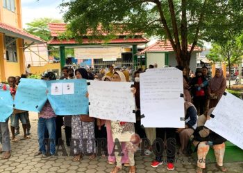 Puluhan Orang Tua Siswa Protes PPDB di SMA Negeri 1 Manokwari