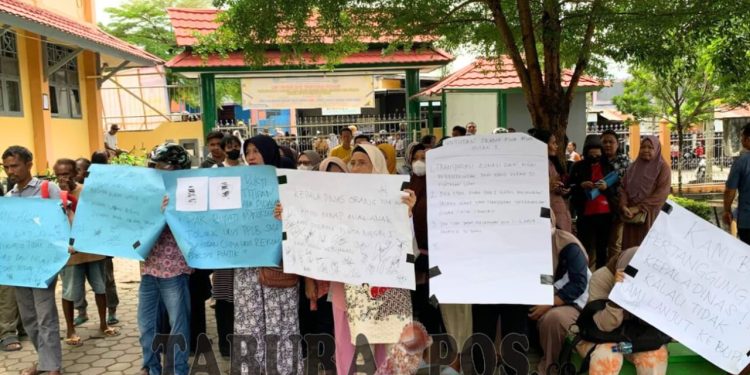 Puluhan Orang Tua Siswa Protes PPDB di SMA Negeri 1 Manokwari