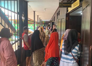 Hari Pertama Sekolah, Orang Tua Antusias Antar Anak-anaknya