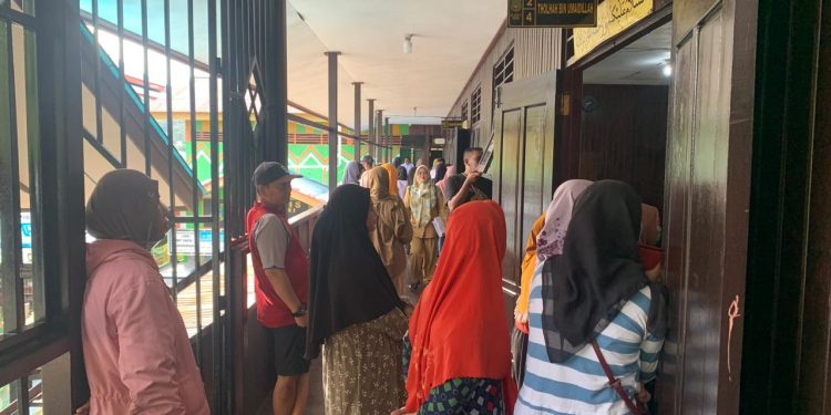 Hari Pertama Sekolah, Orang Tua Antusias Antar Anak-anaknya