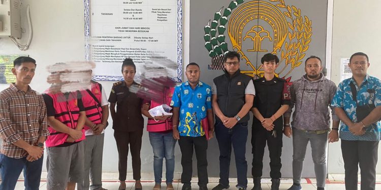 Penyidik Satreskrim Polres Teluk Bintuni, Limpahkan Tersangka Kasus Sewa Gedung DPRD Teluk Bintuni