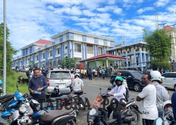 Kecewa, Sejumlah Pencaker Palang Kantor Bupati Manokwari